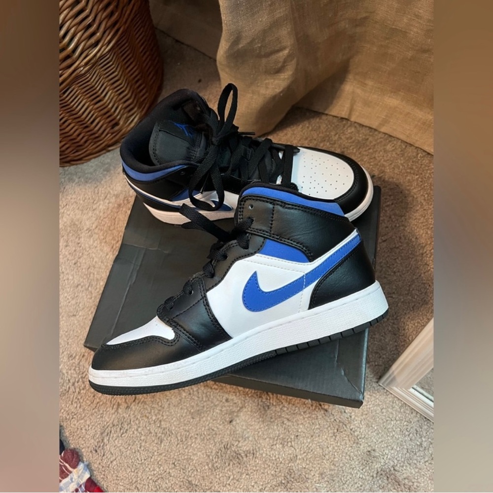 Nike Jordan 1 mid’s. Like brand new!!